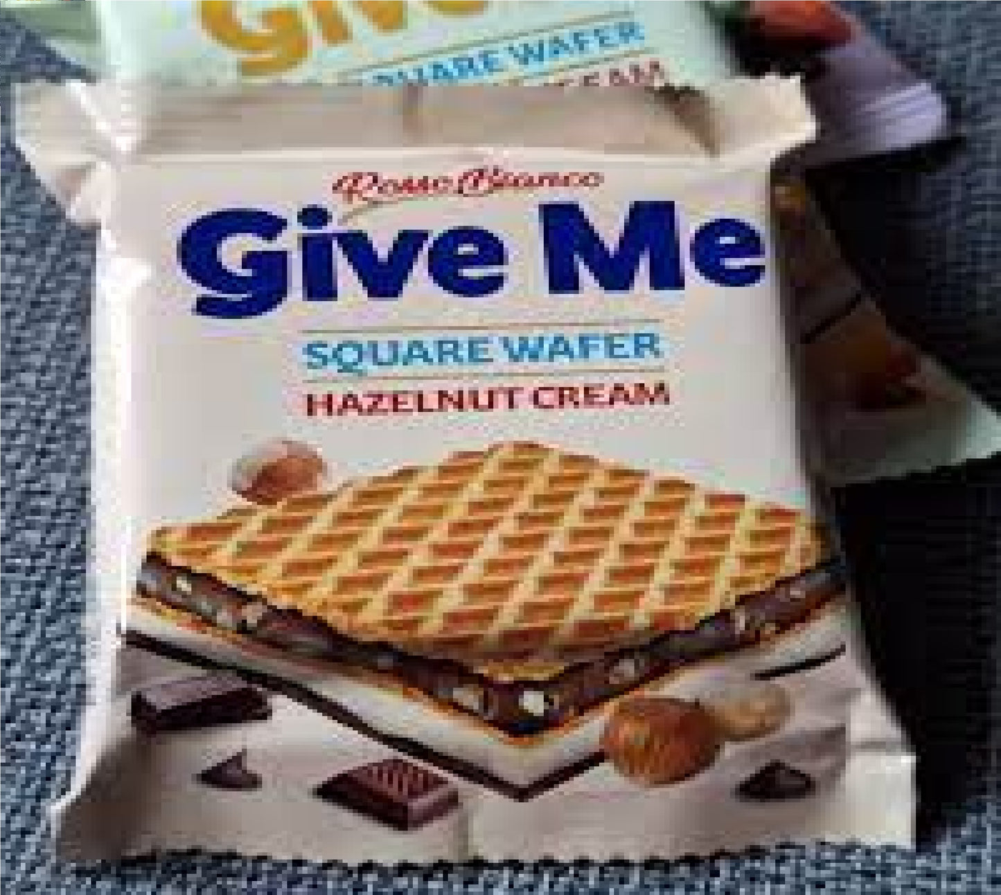 Rossi Bianco Give Me square wafer chocolate coated base, in addition to vanilla cream